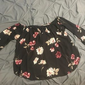 1X Off the shoulder flower blouse with v opening